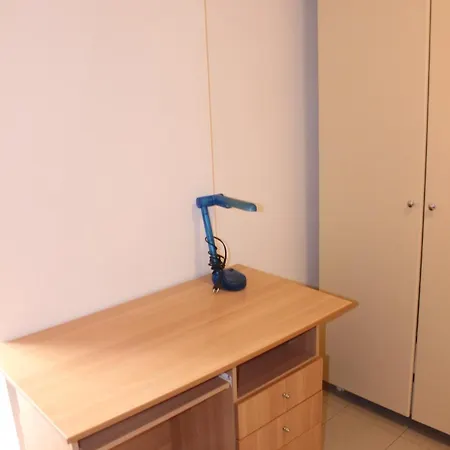 Sleeps 2 With Free Parking *