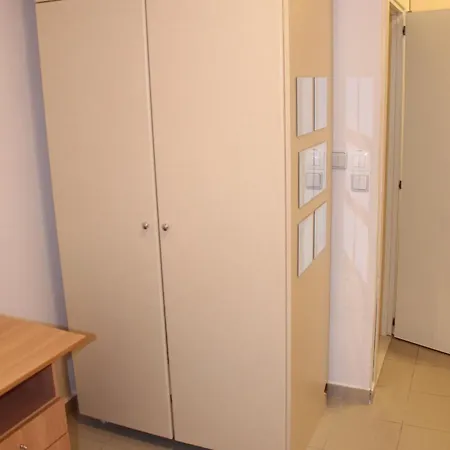 Sleeps 2 With Free Parking *